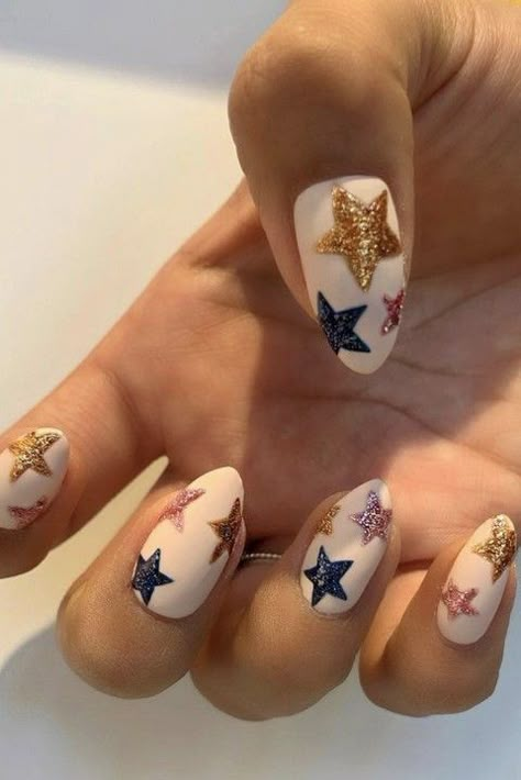 Fourth Of July Nails Minimalist, Modern 4th Of July Nails, 4th Of July Star Nails, Washington Dc Nails, Nail Art Designs Stars, Minimalist 4th Of July Nails, Neutral 4th Of July Nails, Subtle Fourth Of July Nails, Star Design Nails