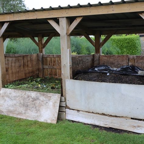 Charles Dowding on Instagram: “Compost heaps at Homeacres, bays 5 and 4 of the 7 and bay 5 has current wastes since 3rd August while bay 4 was finished ten days ago and…” Charles Dowding, Market Garden, Sandy Soil, Vegetable Garden Design, Garden Tips, Edible Garden, Gardening Ideas, Vegetable Garden, Patio Garden