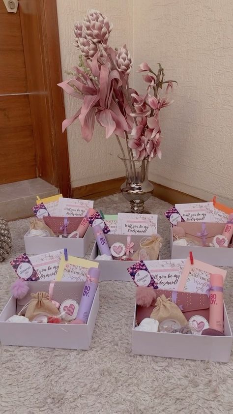 Bridesmaid Hamper Ideas, Bridesmaid Gift Hamper, Weeding Gift Ideas, Bridesmaid Hamper, Bridesmaid Proposal Diy, Hamper Ideas, Wedding Dance Video, Birthday Hampers, Quotes Short