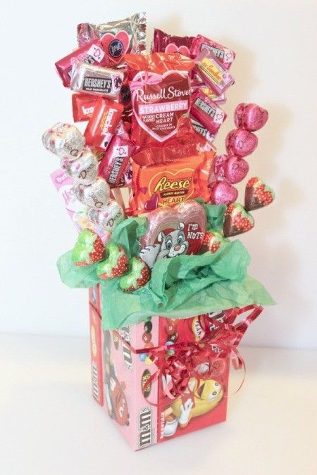 Valentine Candy Bouquet, Valentines Candy Gifts, Candy Bouquet Ideas, Valentine's Bouquet, Traditional Bouquet, Valentine's Candy, Bouquet Making, Candy Arrangements, Candy Centerpieces