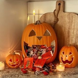 Morgan Winton on Instagram: "DIY pumpkin candy bowl! 🎃 Comment LINK and I’ll send you links to the carvable pumpkin I used!! This would be perfect for Halloween parties and trick or treaters. I thought the mouth holding the candy was such a cute idea! What’s the “fall” weather like where you live? Our fall weather still feels like summer lol usually in October it starts to cool down some. 🎃🍂 #LTKit #easydiy #forthehome #diyhomedecor #diyhome #diydecor #falldecorations #diyfalldecor #falldecor Halloween Candy Bowl, Diy Bowl, Feels Like Summer, Trick Or Treaters, Pumpkin Candy, Instagram Diy, Diy Pumpkin, Candy Bowl, Trick Or Treater