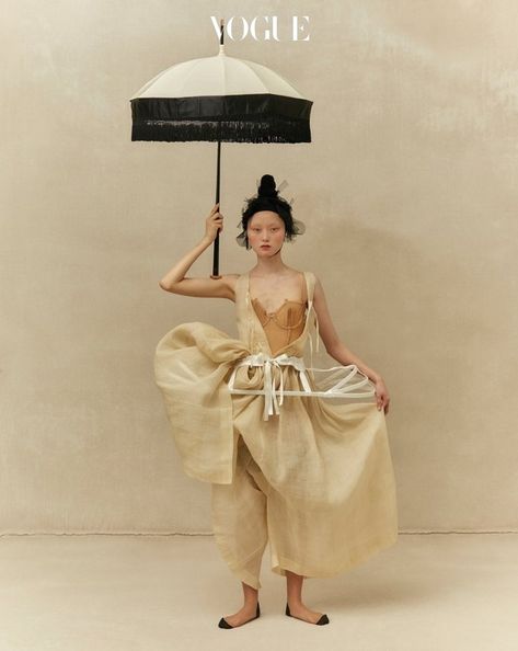 Japanese Fashion Editorial, Woman With A Parasol, Vogue Brazil, Vogue Editorial, Modern Hanbok, Asian Inspiration, High Fashion Photography, Vogue Spain, Vogue India