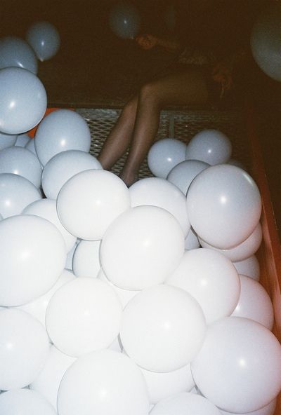 white balloons....party decoration theme, eh?? Hipster Party, Young Wild Free, House Of Balloons, White Balloons, Pink Lady, Foto Art, White Party, Soft Grunge, The Weeknd