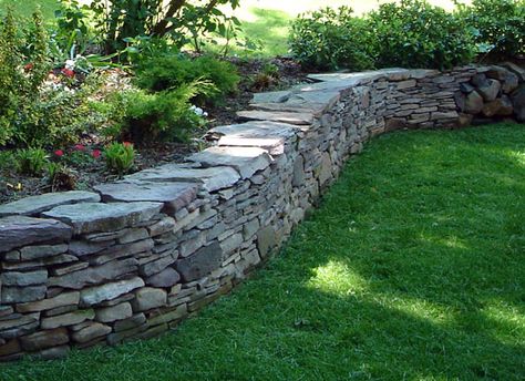 pennsylvania bluestone drystack wall.  This would be nice for your courtyard walls (capped with coping). Stone Walls Garden, Rose Garden Design, Rock Walls, Stone Retaining Wall, Dry Stone Wall, Walled Garden, Dry Stone, Stone Walls, Retaining Walls