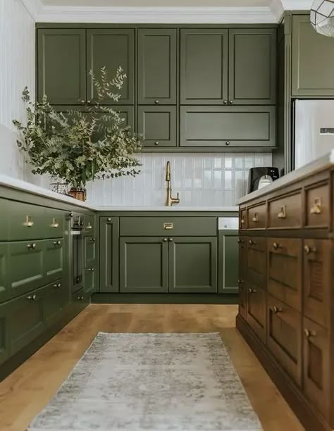 40 Beautiful And Refined Olive Green Kitchens - DigsDigs Kitchen With Green Cabinets, Olive Kitchen, Olive Green Kitchen, Green Kitchen Island, Dark Green Kitchen, Makeover Kitchen, White Tile Backsplash, Green Kitchen Cabinets, White Kitchen Decor