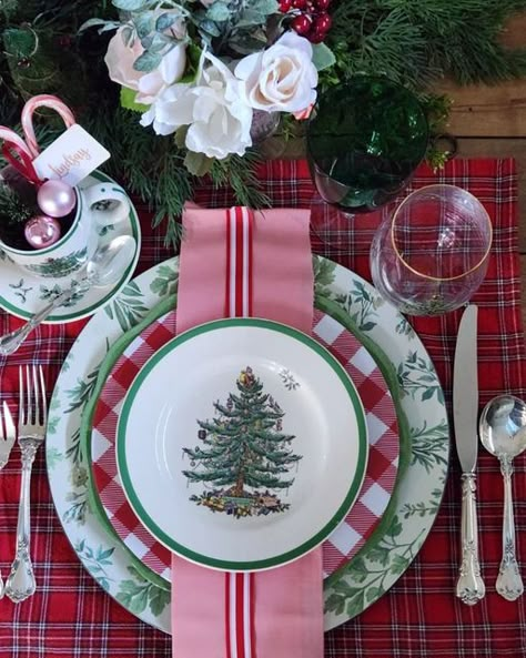 Christmas Spode Tablescape, Christmas Table Spode, Spode Christmas Table Settings Ideas, Vintage Christmas Place Settings, Eclectic Christmas Table Setting, Christmas Spode Table Setting, Retro Christmas Tablescapes, Spode Christmas Tree Tablescape, Vintage Christmas Plates