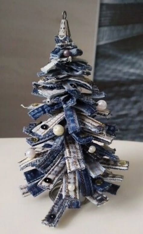 Blue Jean Crafts, Denim Christmas, Jean Projects, Fabric Christmas Ornaments Patterns, Christmas Ornaments Patterns, Denim Crafts Diy, Jeans Crafts, Scrap Fabric Crafts, Folded Fabric Ornaments