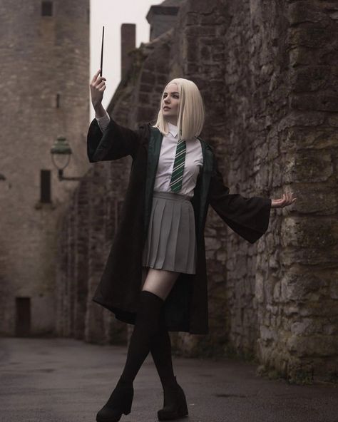 Harry Potter Uniform Slytherin, Dark Green Aesthetic Slytherin, Green Aesthetic Slytherin, Draco Malfoy Costume, Cute Slytherin Outfits, Slytherin Uniform Female, Harry Potter Fotos, Slytherin Aesthetic Outfit, Hogwarts Halloween Costume