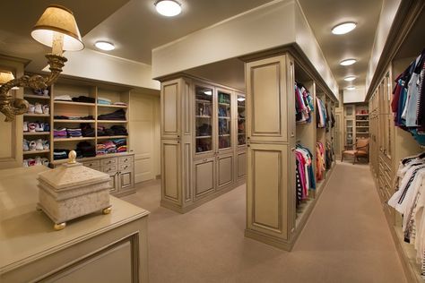 The sheer size of this closet is taken advantage of by putting another aisle into the room, providing an additional four walls of space and eight more cabinets. Glass-faced cabinets make another appearance in this room. Traditional Closet, A Walk In Closet, Organize Clothes, Luxury Closets, Bedroom Closets, Grand Dressing, Huge Closet, Amazing Closets, Walking Closet