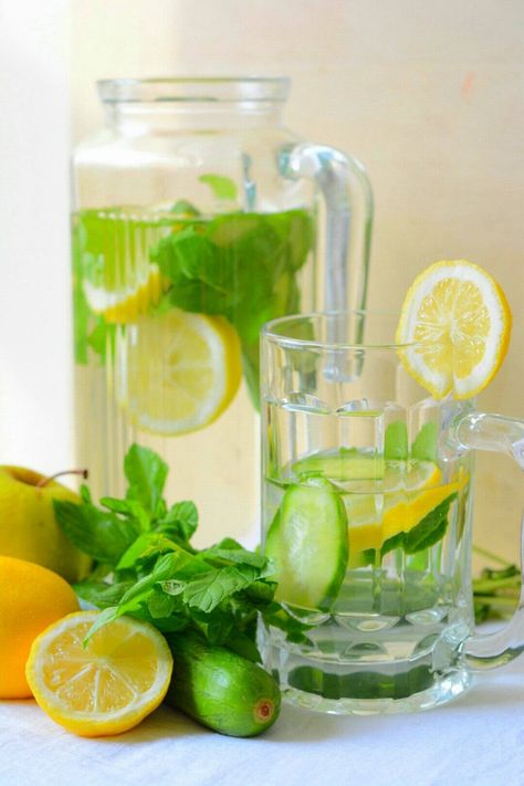 Lemon Water Recipe, Cucumber Lemon Water, Detox Water Recipe, Cucumber Detox Water, Ginger Detox, Cucumber Diet, Lemon Cucumber, Lemon Detox, Lemon Water Benefits