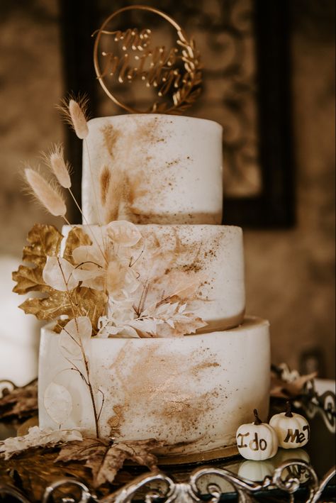 Wedding Cake Designs Boho, Shades Of Brown Wedding Cake, Wedding Cake Boheme, Pampas Wedding Cake, Tan Wedding Cake, Wedding Cake Brown, Rustic Boho Wedding Cake, Beige Wedding Cake, Wedding Cakes Boho