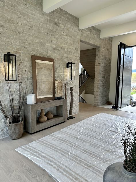 Stone Entryway Interior Wall, Interior Stone Wall Ideas Living Room, Brick Pillars Interior, Home Lobby Design Entrance, Stone Feature Wall Living Room, Home Lobby Design, Accent Stone Wall, Accent Wall Hallway, Stone Wall Interior Design