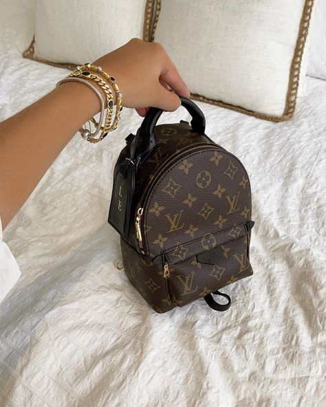 Je Suis Lou on Instagram: “Palm Springs Mini 🤍 a forever bag or just a trend that has been staying longer than we thought? 🍂⬇️ my personal opinion is that it’s here…” Mini Backpack Outfit, Lv Mini Backpack, Luxe Handbags, Lv Backpack, Louis Bag, Louie Vuitton, Backpack Outfit, Handbag Hardware, Louis Vuitton Backpack