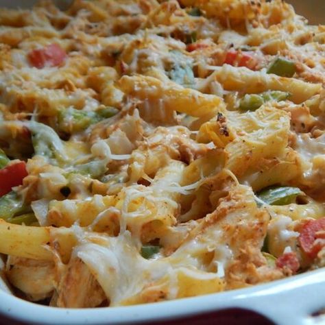 Chicken fajita pasta bake - Drizzle Me Skinny! Fajita Pasta Bake, Fajitas Casserole, Fajita Bake, Ww Pasta, Honeybun Cake, Fajita Pasta, Emily Bites, Chicken Spaghetti Casserole, Chicken Fajita Pasta