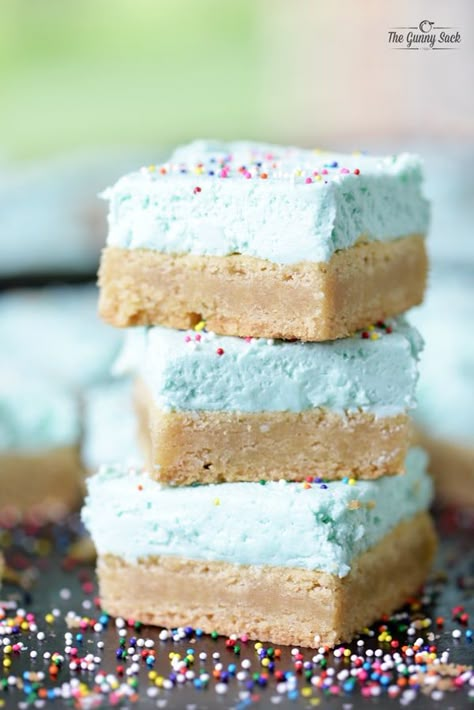 Fluffy Buttercream Frosting, Fluffy Buttercream, Butter Sugar Cookies, Homemade Snickers, Sugar Cookie Bars, Easy No Bake Desserts, Sugar Cookies Recipe, Eat Dessert, Brown Butter