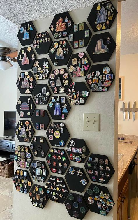 Magnet Collection Display, Travel Magnet Display Ideas, Magnet Display, Room Improvement, Souvenir Display, Keychain Display, Funky Home Decor, Diy House, Metal Art Projects