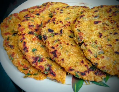 Delicious and healthy parathas made from makki ka aata (maize flour), radish and methi (fenugreek leaves). Methi Paratha, Methi Recipes, Indian Flat Bread, North Indian Recipes, Roti Recipe, Paratha Recipe, Paratha Recipes, Indian Bread, Indian Breakfast