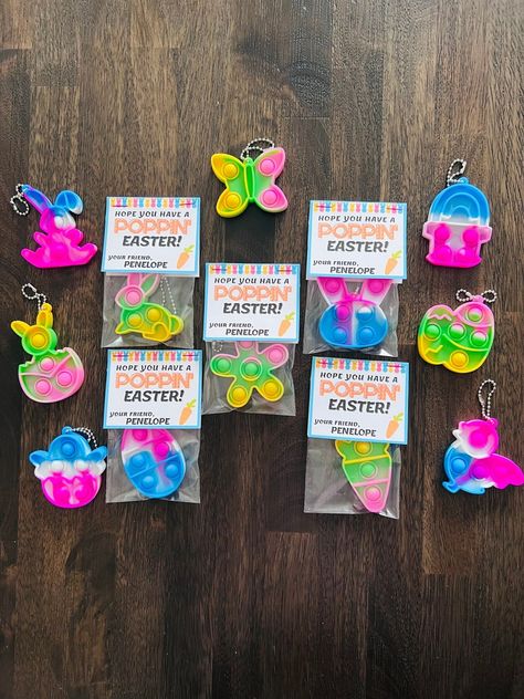 Cute Easter themed pop-it keychains . Easter parties and Eater basket fillers Easter Favor Boxes, Easter Treat Box, Easter Classroom, Easter Bunny Treats, Easter Eggs Kids, Easter Place Settings, Easter Sugar Cookies, Easter Favors, Easter Party Favor