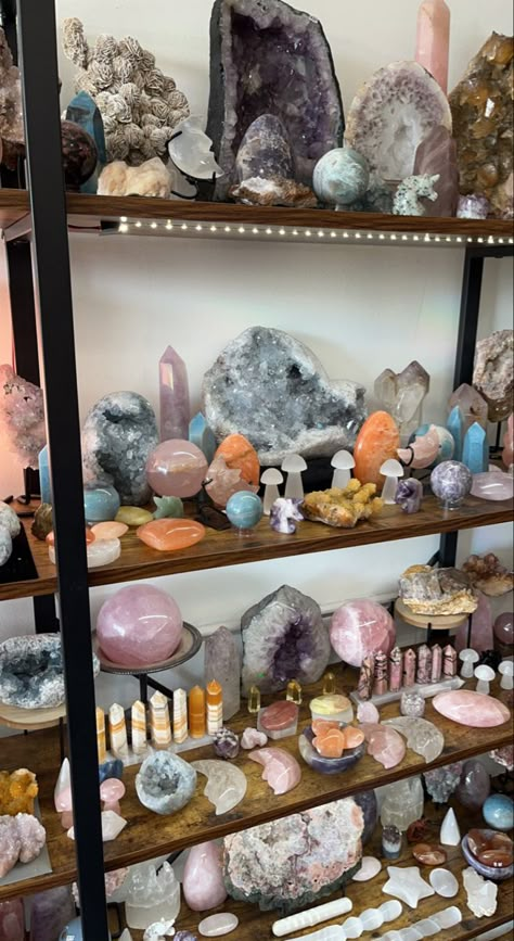 Crystals Set Up, Crystal Layout Ideas, Crystal Setup Ideas, Crystal Set Up, Crystal Shop Display, Cristals Aesthetic, Crystal Collection Aesthetic, How To Display Crystals And Stones, Crystal Shop Interior