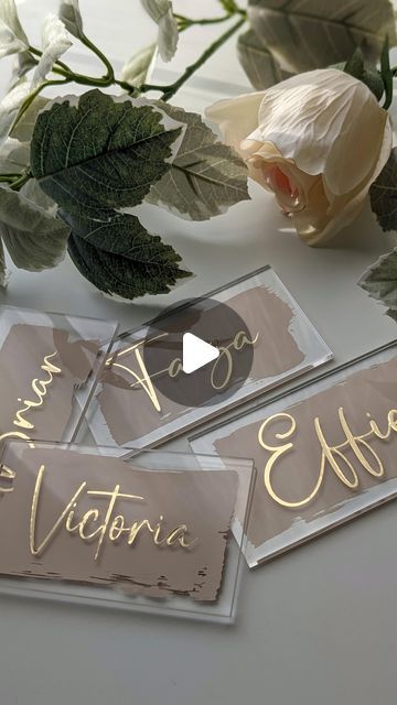 Wedding Place Settings Name Cards, Wedding Table Card Ideas, Wedding Placement Card Ideas, Place Card Ideas For Weddings, Acrylic Place Cards Diy, Place Cards Cricut, Table Cards Birthday, Diy Wedding Name Place Cards, Acrylic Place Cards Cricut