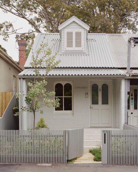 Traditional façade hides a spacious, minimalist interior in Sydney Sydney House, Weatherboard House, 2022 Picture, Corrugated Metal Roof, Cottage Exterior, Internal Courtyard, Interior Minimalista, Interior Design Awards, Picket Fence