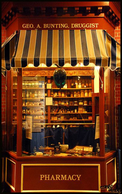 Old fashioned pharmacy store front if I own my own I want it to look like this English Country Style Living Room, Pharmacy Art, Vintage Pharmacy, Pharmacy Decor, Country Style Living Room, Pharmacy Humor, Pharmacy Store, Pharmacy Design, Minds Eye