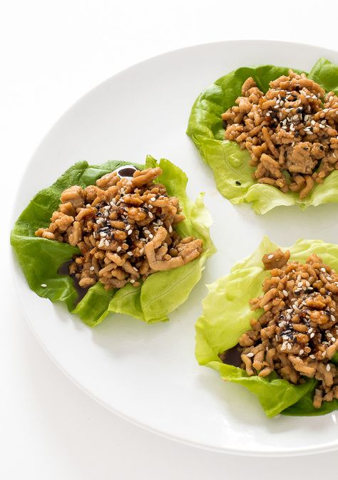 PF Chang's Chicken Lettuce Wraps. Perfect as an appetizer or a healthy dinner! Pre Dinner Nibbles, Beef Canapes, Lettuce Wraps Healthy Easy, Wrap Appetizers, Chicken Hoisin Sauce, Easy Lettuce Wraps, Chicken Lettuce Cups, Lettuce Wraps Healthy, Sesame Beef