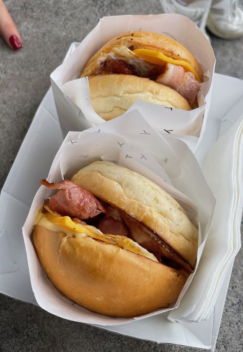 Egg Roll Photography, Bacon Egg And Cheese Aesthetic, Fried Eggs Breakfast Aesthetic, Pancakes And Bacon Aesthetic, Eggs And Bacon Breakfast Aesthetic, Bacon And Egg Roll, Bacon Roll, Egg Rolls, Cafe Food