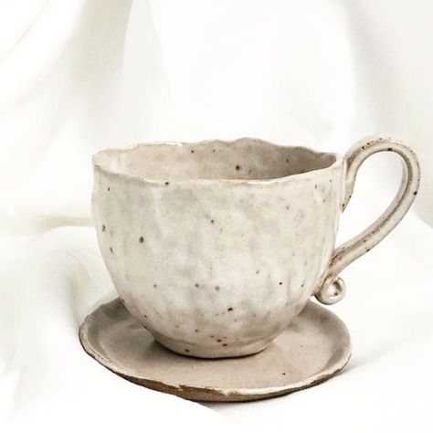 Pinch Mug Pottery, Pinch Pot Cups, Pinch Pot Ideas Ceramics Easy, Pinch Pot Projects, Pinch Pot Ceramics, Pinch Pot Ideas Ceramics, Pinch Mug, Pinch Pot Mug, Wheel Thrown Mugs