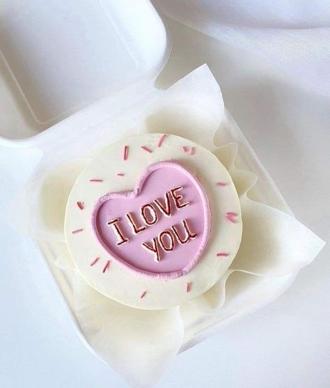 Mini Valentine Cakes, Ugly Cakes, Happy Cake, Mini Torte, Pastel Cakes, Valentine Desserts, Mini Cakes Birthday, 8 March, Valentines Day Cakes