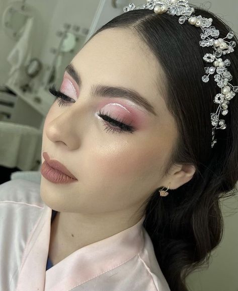 Prom Makeup Looks For Pale Skin, Pink Eyeshadow Looks Quince, Make Up Sweet 16, Blush Pink Quinceanera Makeup, Sweet 16 Makeup Tutorial, Quince Makeup Light Pink, Makeup Quinceanera Pink, Quincenera Makeup Pink, Pink Makeup Quinceanera