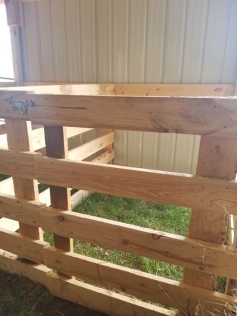 How to Build Barn Stalls as Simply and Inexpensively as Possible Diy Stall Ideas, Simple Horse Stalls, Mini Horse Stall, Diy Stall Doors, Horse Stall Ideas Diy, Barn Stall Ideas, Easy Horse Stalls, Horse Stalls Diy, Simple Horse Barns