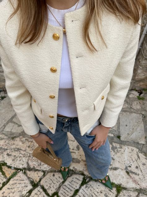 White Tweed Blazer Outfit, White Tweed Jacket Outfit, Ripped Jeans Outfit Casual, Boucle Jacket Outfit, Chanel Jacket Outfit, Outfits Spain, Minimalist Outfit Spring, Tweed Blazer Outfit, Tweed Jacket Style