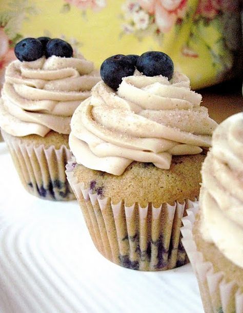 Blueberry Pancake Cupcakes for breakfast... too good to be true?haha we will see! Pancake Cupcakes, Blueberry Pancake, Blueberry Pancakes, Think Food, Cupcake Cake, Köstliche Desserts, Yummy Cupcakes, Eat Dessert, Sweets Treats