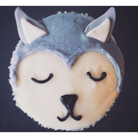 Wolf Pull Apart Cupcake Cake, Wolf Cupcakes Birthday, Wolf Cakes For Kids, Husky Cupcakes, Wolf Cake Ideas, Wolf Cupcakes, Wolf Birthday Party, Werewolf Party, Aesthetic Cupcakes