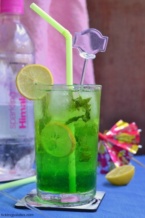 Green Mocktail Recipe, Green Mocktails Non Alcoholic, Fruit Crush, Virgin Drinks, Movie Night Food, Night Recipes, Summer Drinks Alcohol, Thai Recipe, Rose Milk