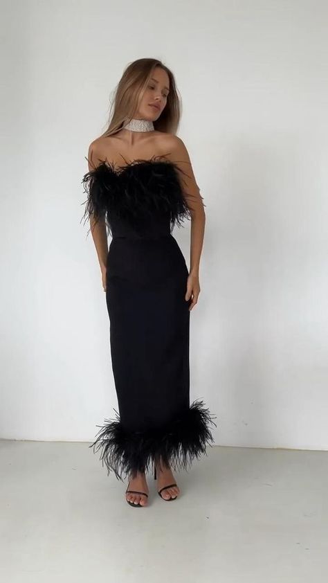 Black Dresses With Feathers, Elegant Graduation Dresses University, Masquarede Ball Outfit, Masquarede Ball Outfit Woman, Long Dress With Feathers, Fancy Evening Dresses, Graduation Dress University, Nigerian Traditional Dresses, Black Bridal Dresses