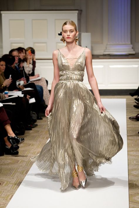 Oscar de la Renta, Pre-Fall 2012 Fortuny Pleats, Carpet Looks, Goddess Dress, Style Formal, Dress Silver, Vogue Uk, Model Style, Neutral Fashion, Ancient Rome