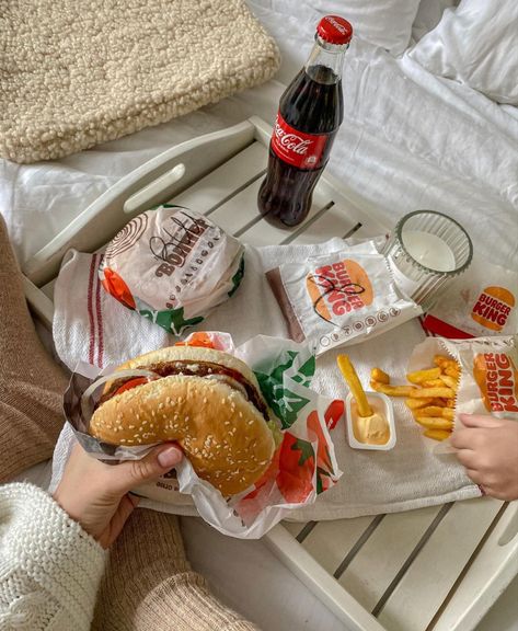 A girl is holding an impossible whopper and you can see fries and drinks in a food tray behind her. Burger King Fries, Impossible Whopper, Fruit Chip, Impossible Burger, Recipes Easy Dinner, King Food, Food Hub, Food Babe, Cheat Meal