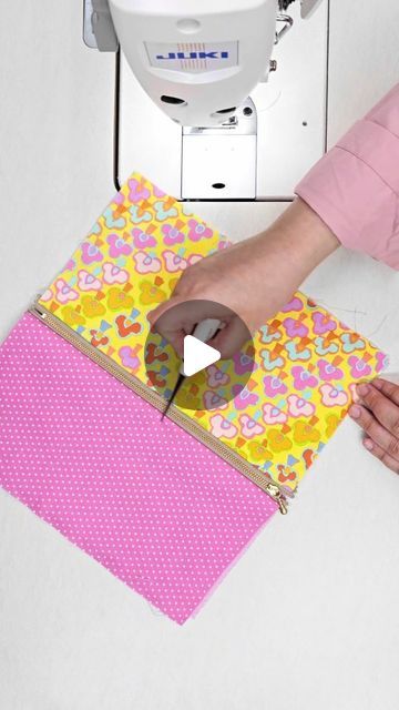 속초 오스프링 | 핸드메이드 패브릭 소품샵 on Instagram: "[DIY] Cute Zipper Pouch | Sewing Tips 🧵 simple and quick sewing ✏️ measurement size included 🌈 youtube link in BIO  #diy #zipper #pouch #tutorial  #sewingtips #fabricpouch #sewingforbeginner  #easysewing #zipperedpouch" Pen Pouch Diy, Zipper Sewing Tutorial, Diy Zipper Pouch, Zip Pouch Tutorial, Diy Pouch No Zipper, School Pouch, Simple Pouch, Sewing Measurements, Sewing Easy