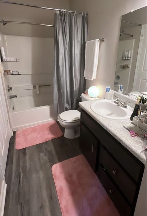 Bathroom Ideas Dorm, Dorm Bathroom Organization, Dorm Bathroom Ideas, Room Ideas Dorm, Organization Dorm, Girl Apartment Decor, First Apartment Essentials, Decor Dorm Room, Dorm Bathroom