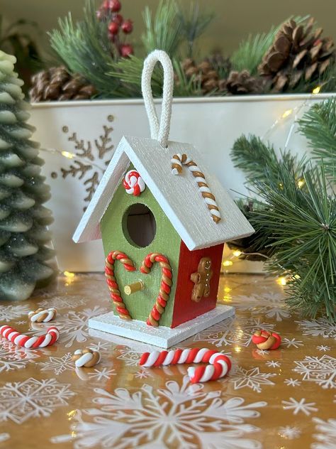 Birdhouse Ornament Hand Painted Christmas Ornament Little Birdhouse Christmas Birdhouse - Etsy France Gingerbread Bird House, Christmas Birdhouses Ideas, Gingerbread Birdhouse, Clay Gingerbread Man, Holiday Birdhouses, Sage Green Christmas, Christmas Birdhouse, Birdhouse Ornament, Clay Gingerbread