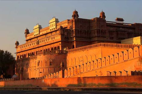 Bikaner: The Desert City of Rajasthan #Guide #tripoto #travel #city #trips Junagarh Fort Bikaner, Rajasthan Tour, Tempo Traveller, Desert City, Jai Hind, Train Tour, India Culture, Old Fort, Honeymoon Packages