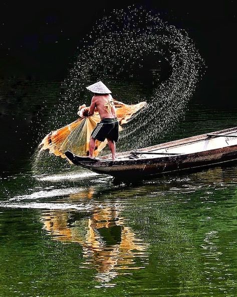 Tran Tuan Viet on Instagram: “THROWING FISHERMAN  Throw fishing is the mean way to earn the living of fishermen in Nhu Y river, Hue city, Vietnam. This large net is very…” Fisherman Photography, Memory Drawing, Choi Min Ho, Jung Yong Hwa, Door Design Interior, Human Reference, Jang Keun Suk, Fishing Net, Vietnam Travel