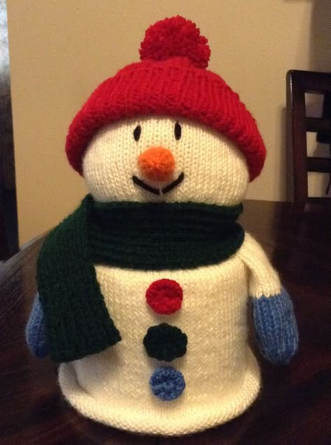 Snowman Toilet Paper Roll, Toilet Roll Cover, Tissue Box Crafts, Christmas Toilet Paper, Knitted Doll Patterns, Toilet Paper Crafts, Christmas Crafts To Make, Pot Cover, Christmas Knitting Patterns