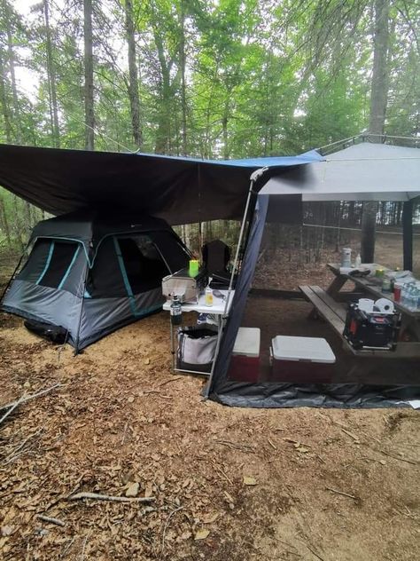 Camping Set Up With Kids, Camping Trailer Outdoor Setup, Cool Tent Campsite Setups, Tent Campsite Setup, Backpacking Camp Setup, Outdoor Camping Lighting Ideas, Festival Camping Hacks Campsite, Camping In Tent, Tent Camping Set Up Ideas