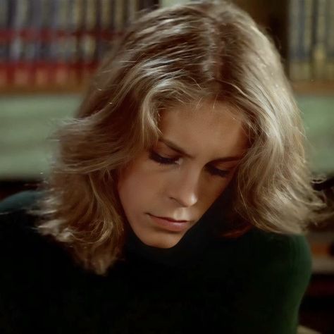 Laurie Strode Aesthetic, Blonde Costumes, 80s Aesthetic Wallpaper, Laurie Strode, Michael Myers Art, Halloween Franchise, Final Girl, I Love You Girl, Slasher Movies