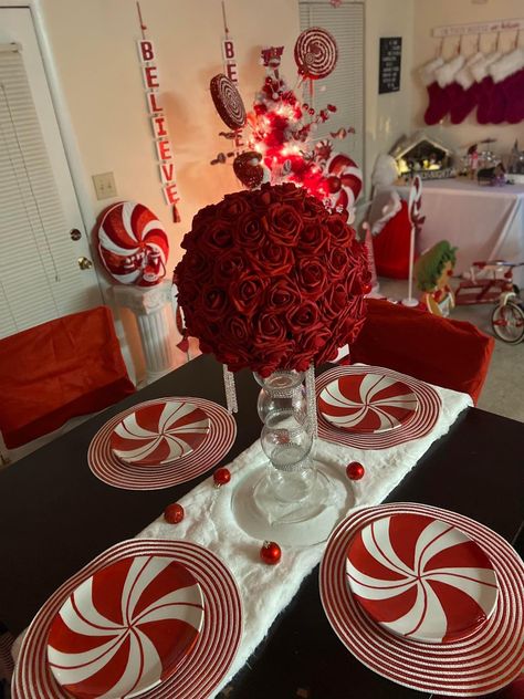 Candy Cane Christmas Window Display, Peppermint Theme Christmas Decor, Candy Cane Theme Party, Candy Cane Christmas Table Setting, Candy Cane Christmas Table, Candy Cane Christmas Theme, Christmas Table Settings Candy Cane, Candy Cane Theme Christmas, Candy Cane Lane Christmas Decor