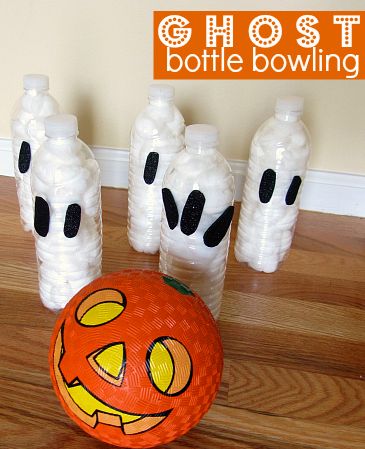 Halloween game - ghost bowling! We do this every year and it's so fun for the kids. We use small pumpkins as bowling ball and they love that! Ghost Bottle, Halloween Class Party, Halloween Games For Kids, Halloween Preschool, Halloween Tags, Halloween Party Games, Groundhog Day, Theme Halloween, Halloween School