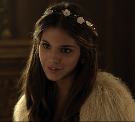 Lady Kenna wearing the Blair Nadeau Aphrodite Crown - "Chosen" Season 1, Episode 6 Caitlin Stasey Reign, Aphrodite Crown, Caitlyn Stasey, Lady Kenna Reign, Reign Kenna, Adelaide Kane Reign Photoshoot, Kenna Reign, Reign Bash And Kenna, Reign Sebastian And Kenna